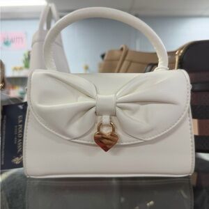 Elegant White Handbag with Heart Accent